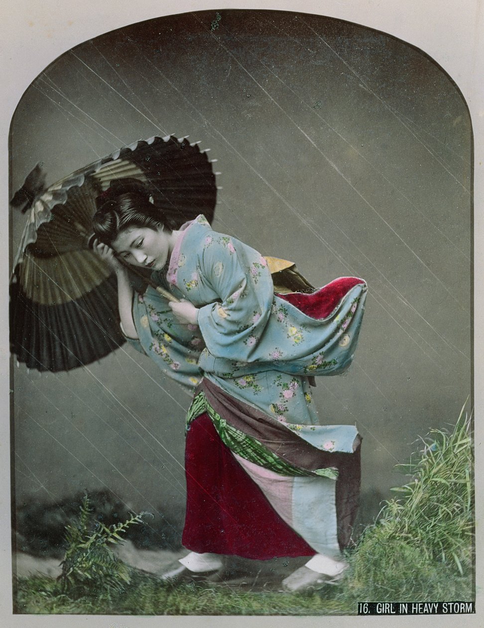 Ung japansk flicka i regnet, ca 1900 (handfärgat foto) av Japanese Photographer