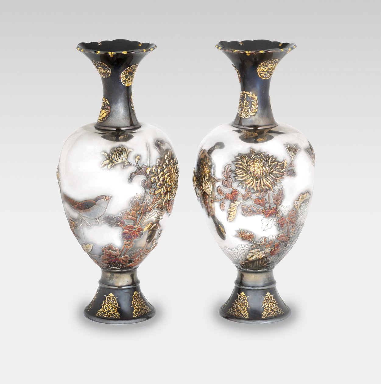 Ett par Ozeki Studiovaser, Meiji-period, sent 1800-tal (keramik med guld och koppar) av Japanese School