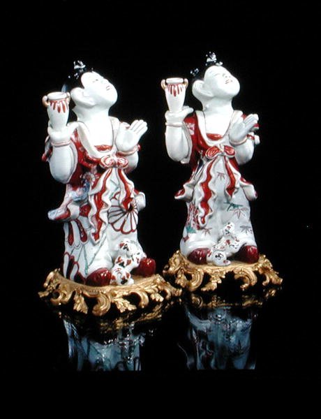 Ett par Imari-figurer av kinesiska pojkar (karako) monterade på europeiska ormolu-baser, ca 1700 (porslin & ormolu) av Japanese School