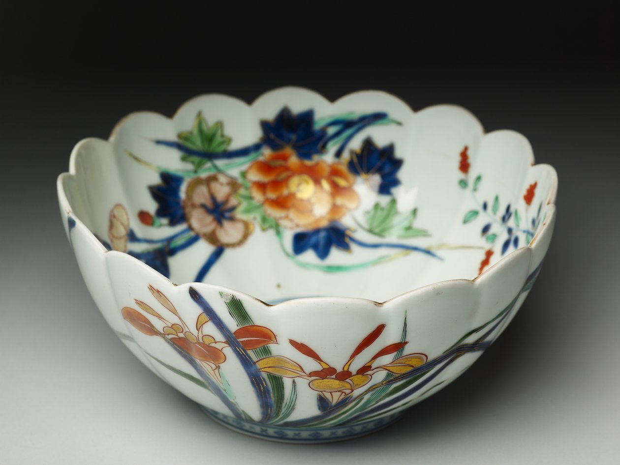 Skål med räfflade sidor och bågad kant, ko-Imari ware, ca 1770-20 (lergods med blå underglasyr och överglasyr emalj) av Japanese School