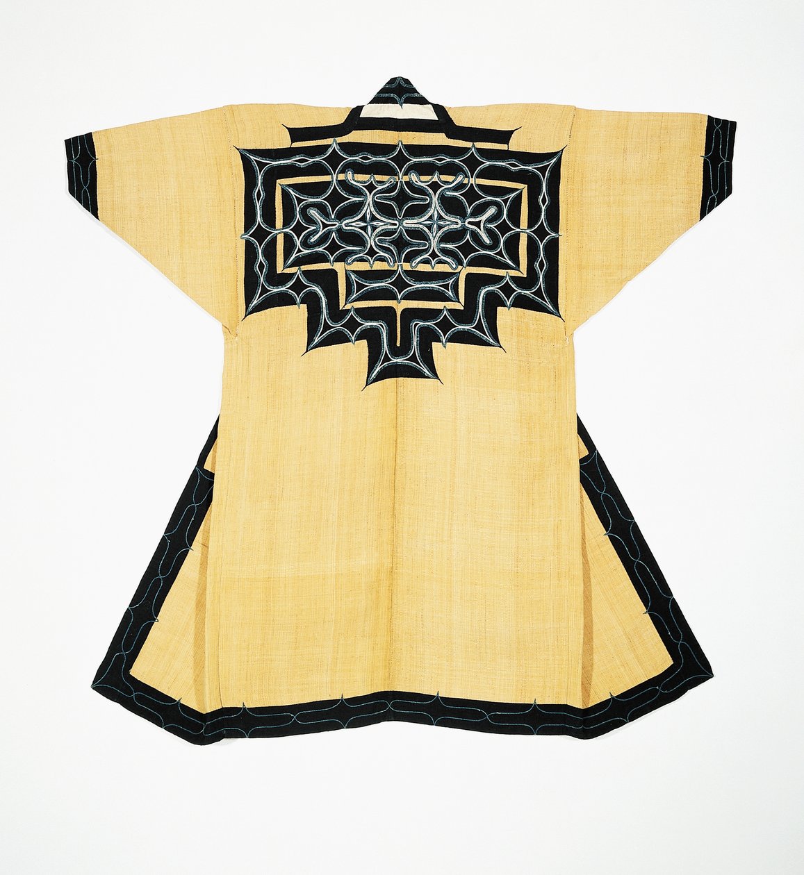 Ceremoniell dräkt (attush) av Ainu-befolkningen med traditionella Ainu-motiv, broderi med kedjestygn, almbark, ull och bomull av Japanese School