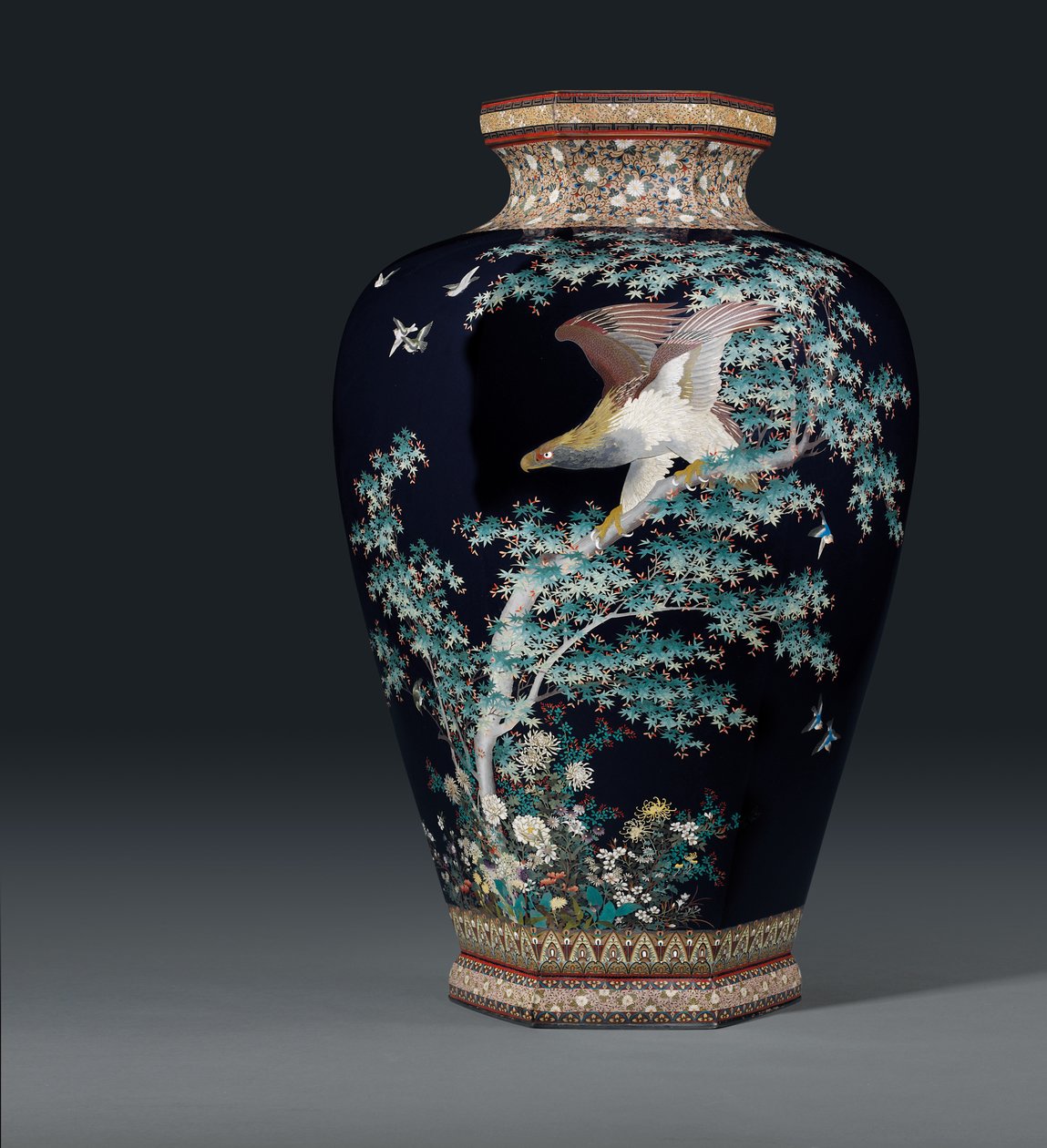 Cloisonne-vas, märke av Hayashi Chuzo-verkstaden, Meiji-perioden, sent 1800-tal av Japanese School