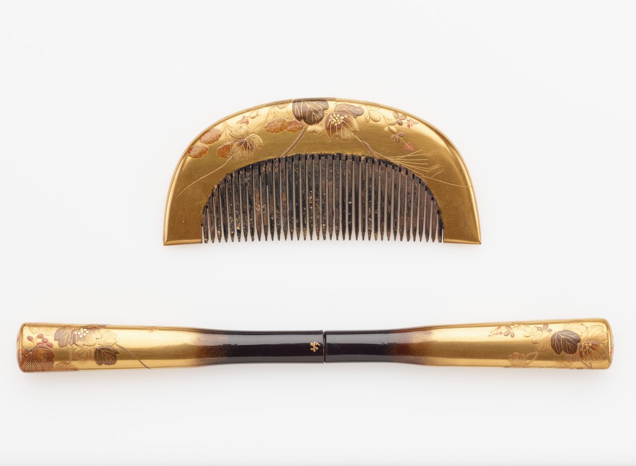 Kam och hårnål, sent 1800-tidigt 1900-tal (horn och trä med lack och guld) av Japanese School