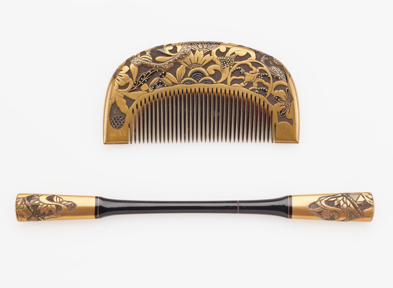 Kam och hårnål, sent 1800-tidigt 1900-tal (horn och trä med lack och guld) av Japanese School