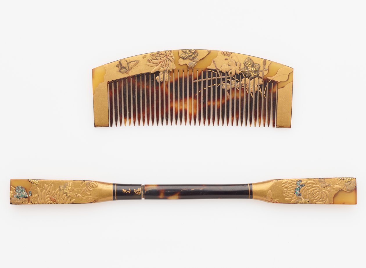 Kam och hårnål, sent 1800-tidigt 1900-tal (horn och trä med lack och guld) av Japanese School