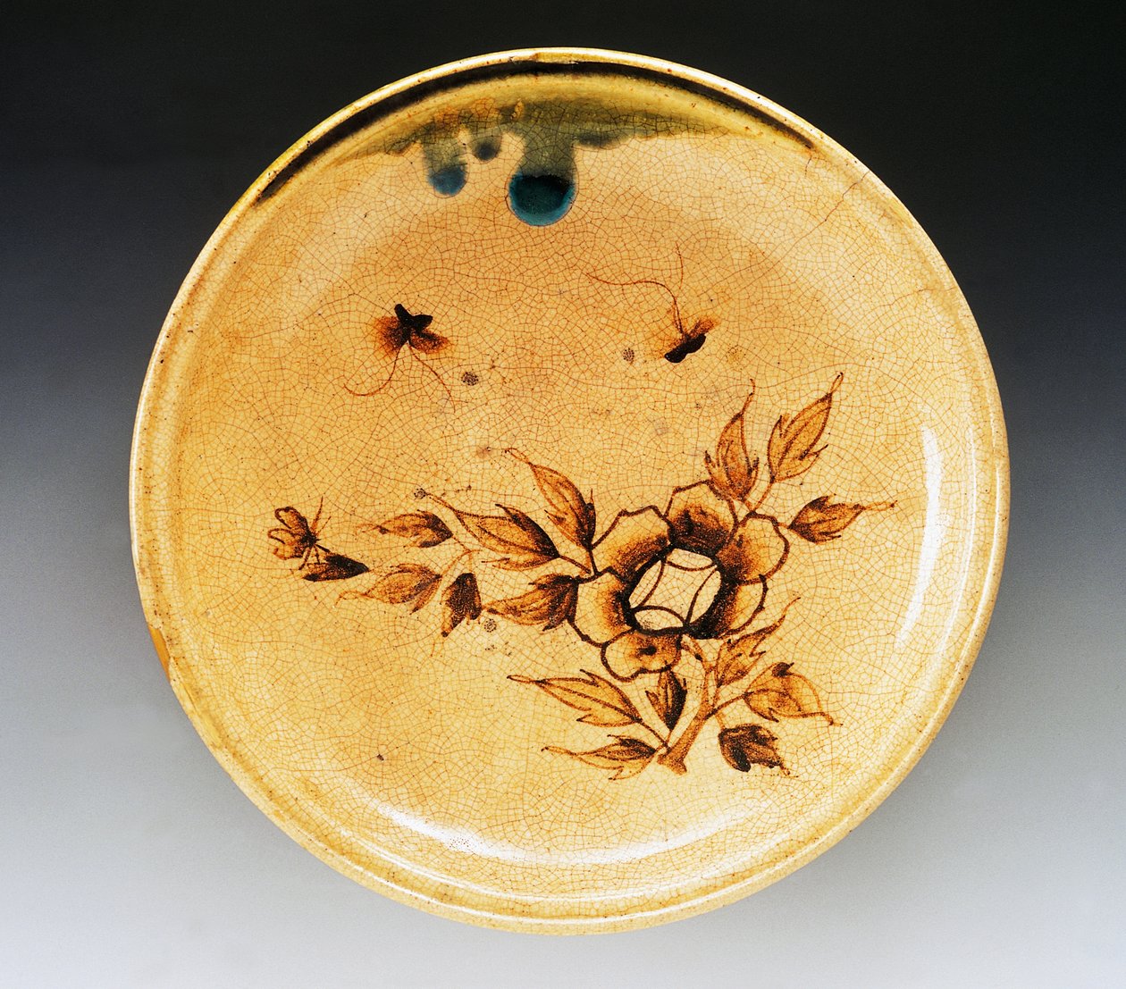 Dekorerad emaljbricka i stengods dekorerad med två fjärilar och pion, sent 1700-tal - början av 1800-talet, Seto-tillverkning, diameter 34 cm, japansk civilisation, Edo-period av Japanese School