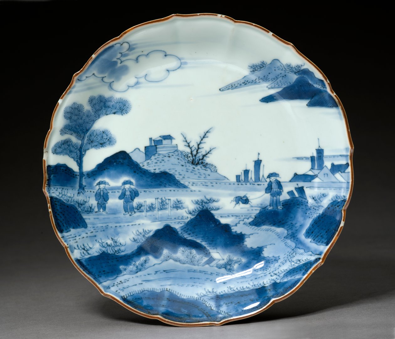 Fat, Arita ware, troligen 1700-tal (lergods med blå underglasyr) av Japanese School