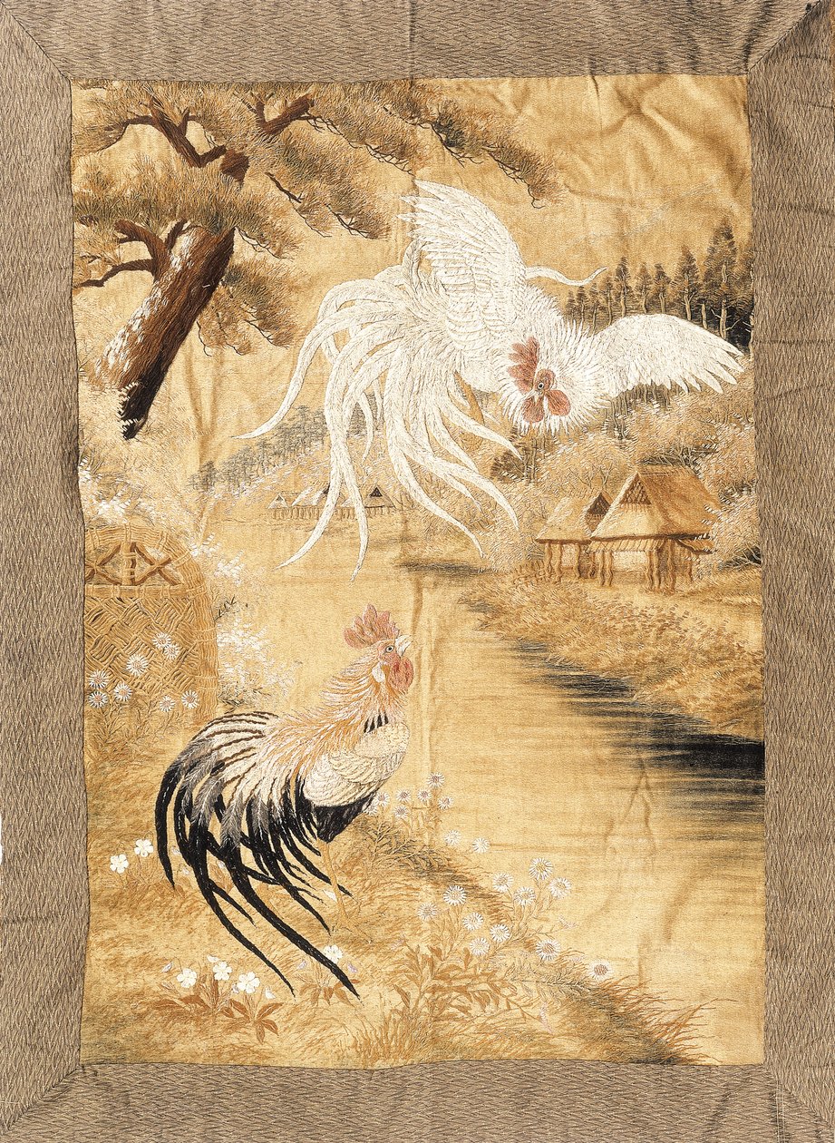 Broderad hängande, arbetad i siden med ett par tuppar med släpande fjäderdräkt, på under flykt, den andra uppflugen på en flodstrand bland prästkragar, sent 1800-tal av Japanese School