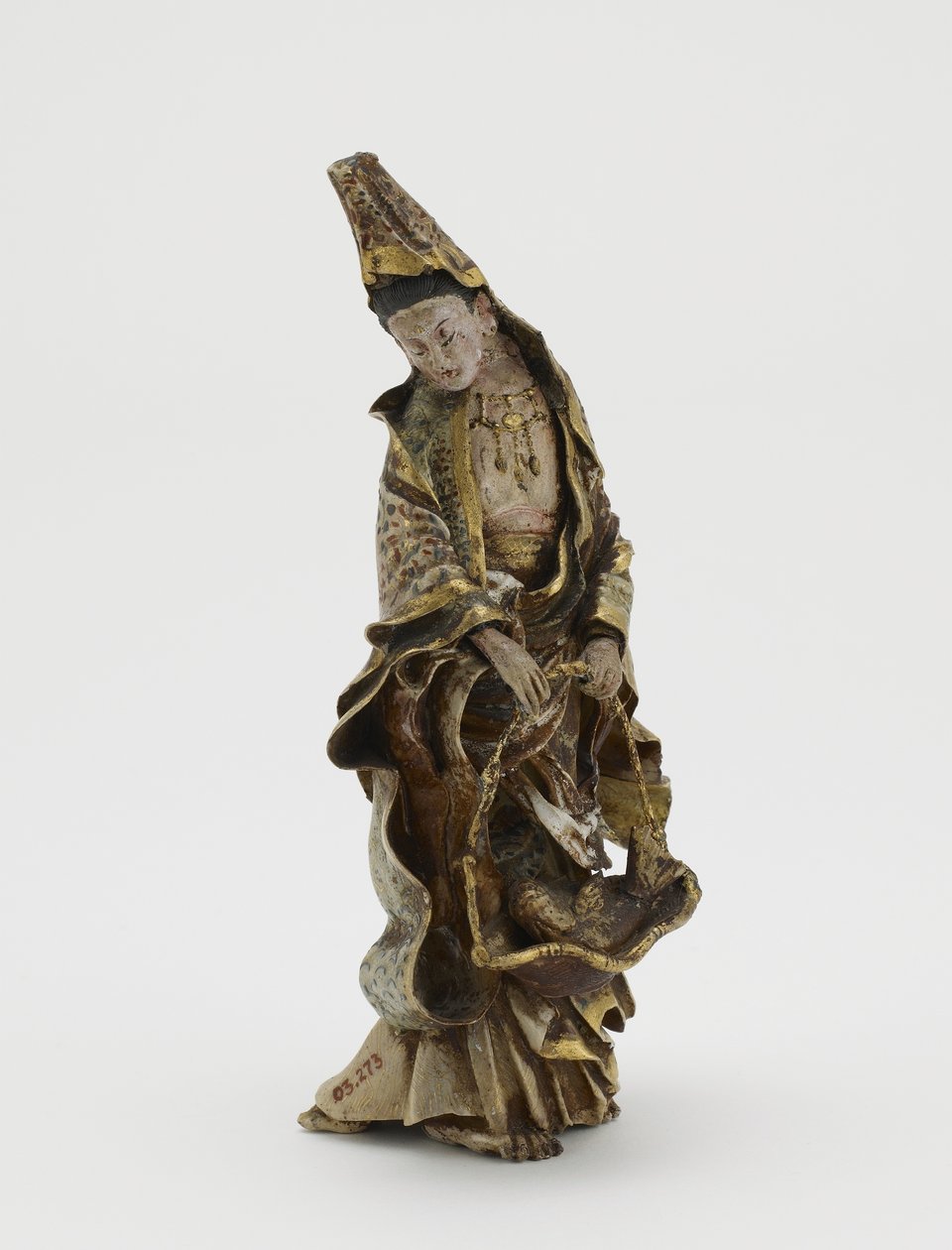 Figur av Kannon som håller en fisk i en korg, Meiji-eran (keramik) av Japanese School