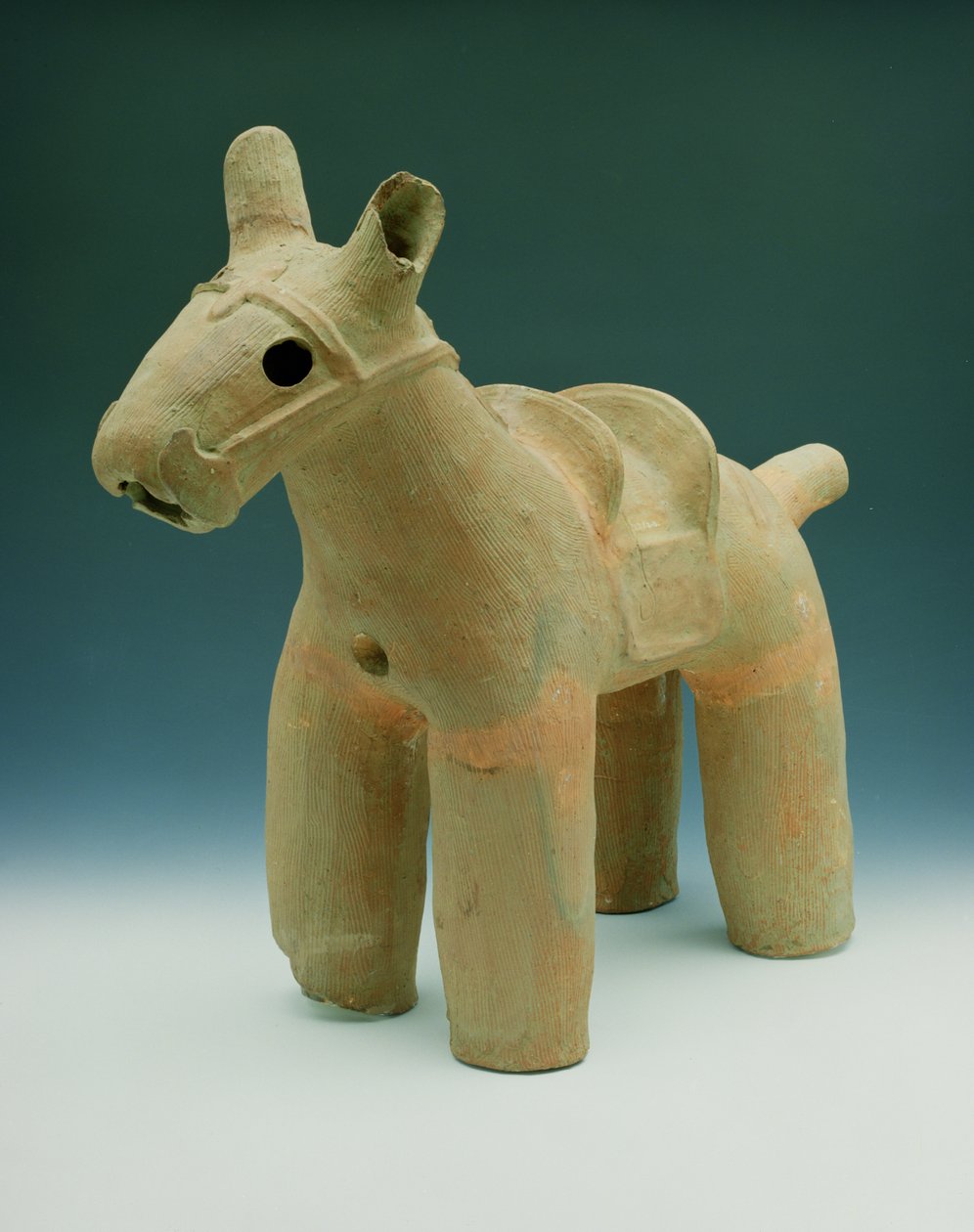 Haniwa-häst, hittad placerad runt Funuli, Boshu-provinsen, Osato-distriktet, Dolmenperioden (lergods) av Japanese School