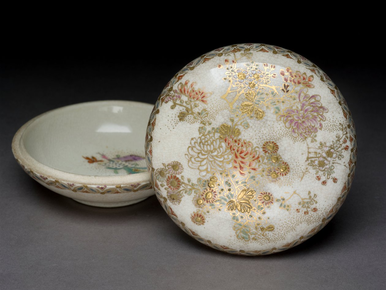 Rökelseskrin med krysantemum och geometriska mönster, 1800-tal (keramik) av Japanese School