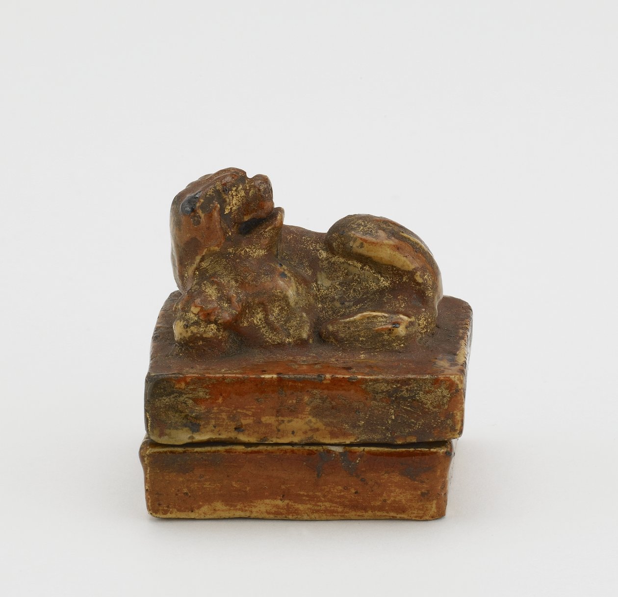 Rökelsebehållare med kinesisk lejonhund på lock, Edo-period (keramik) av Japanese School