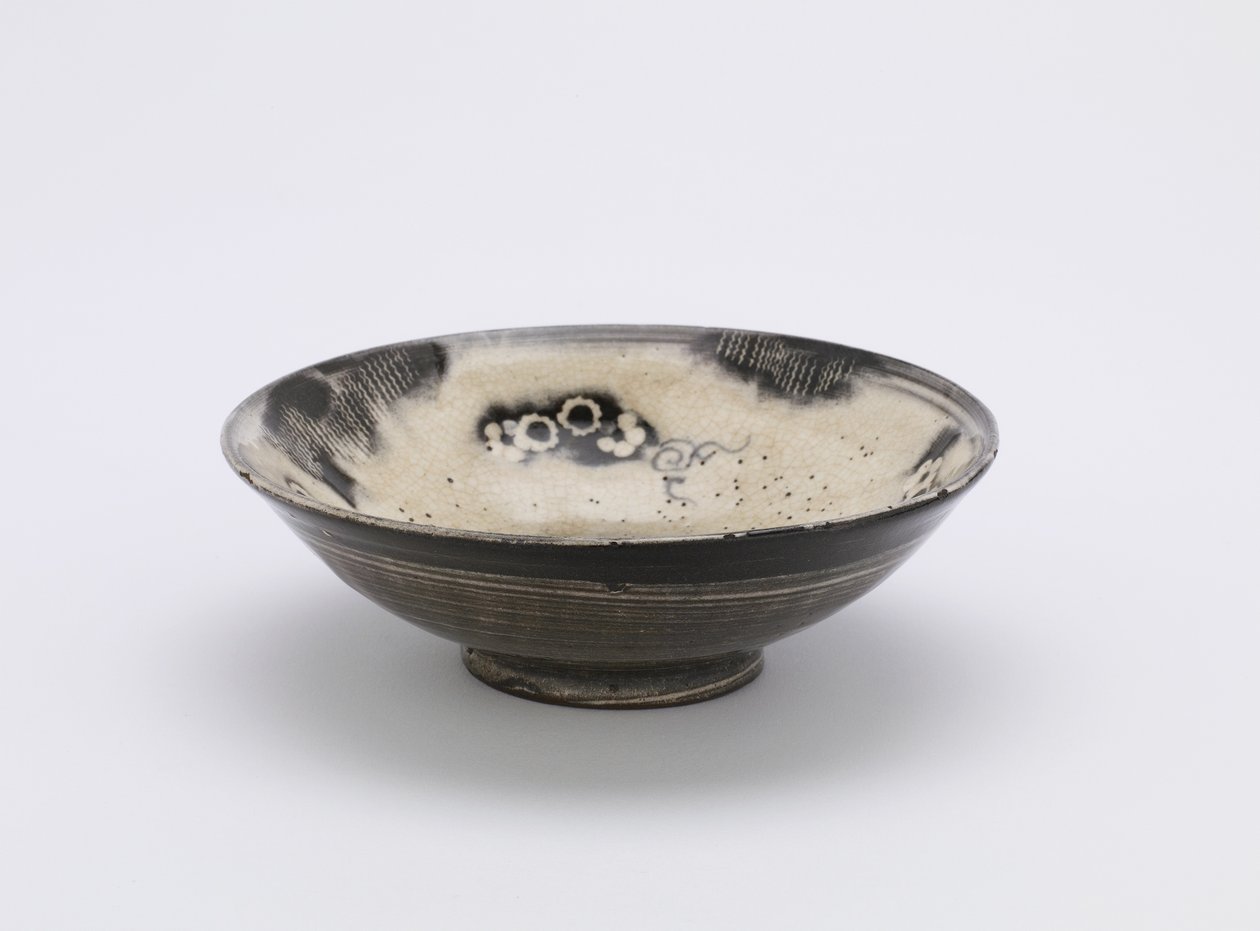 Individuell serveringsskål, Kyushu eller Kyoto, Edo-period, 1700-1800-tal (stengods med vit slip och koboltpigment under klar glasyr) av Japanese School