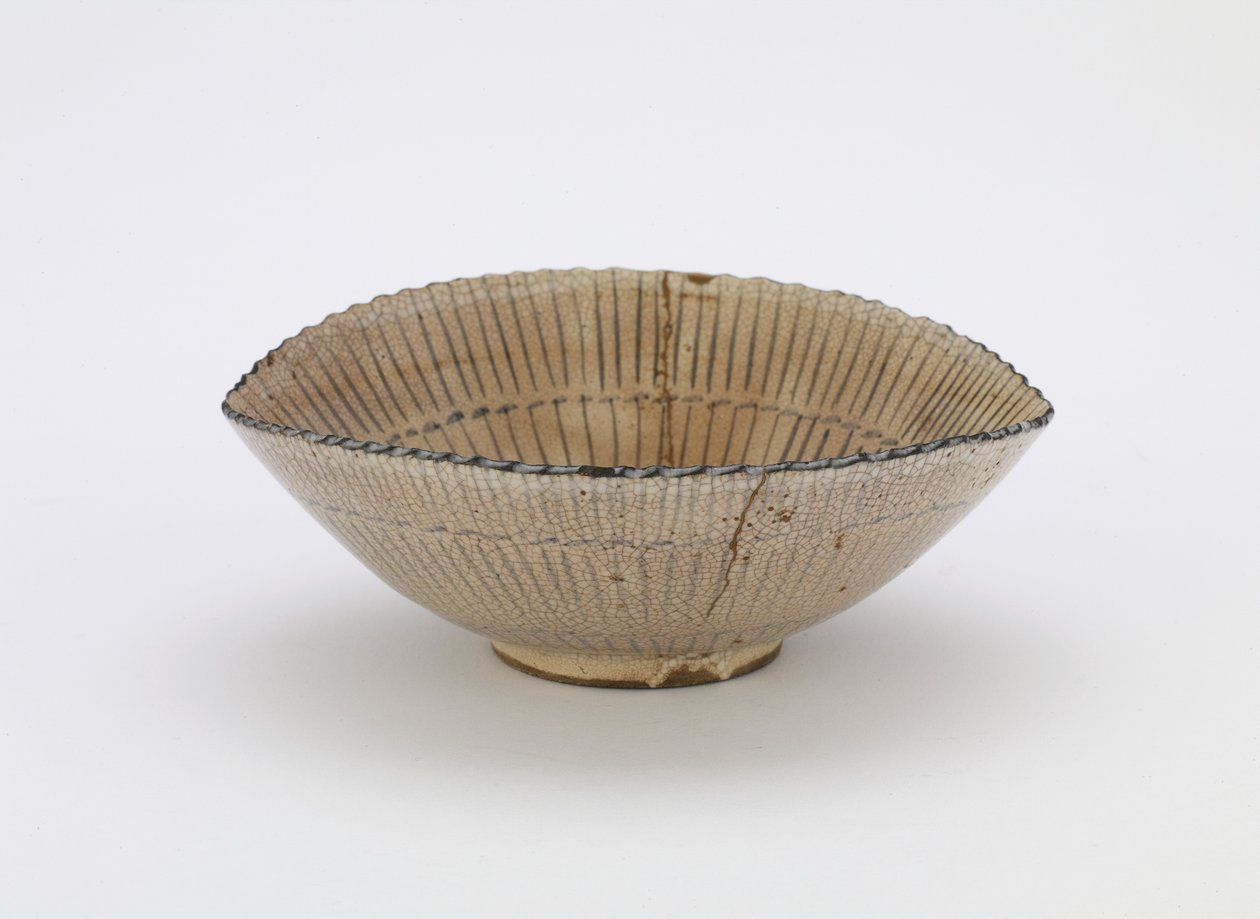 Individuell serveringsskål i form av en sarghatt, Edo-period (stengods med kobolt- och järnpigment under klar glasyr) av Japanese School