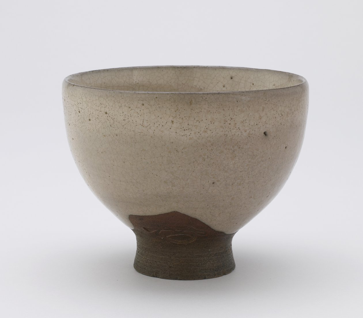 Inkyuzan teskål i Goki-form, med intryckt chiffer, Teskål (gokijawan), c.1804-25 (stengods med ris-skrov-aska glasyr) av Japanese School