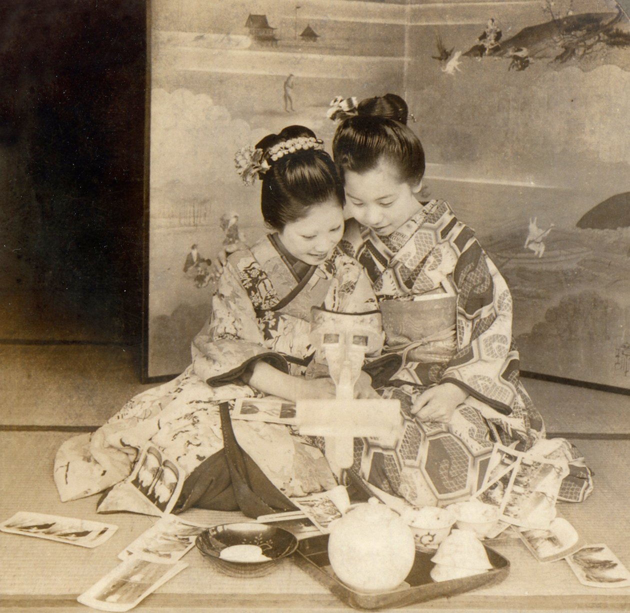 Japanska flickor som använder en stereoskopvisare med stereografiska kort, 1899 av Japanese School