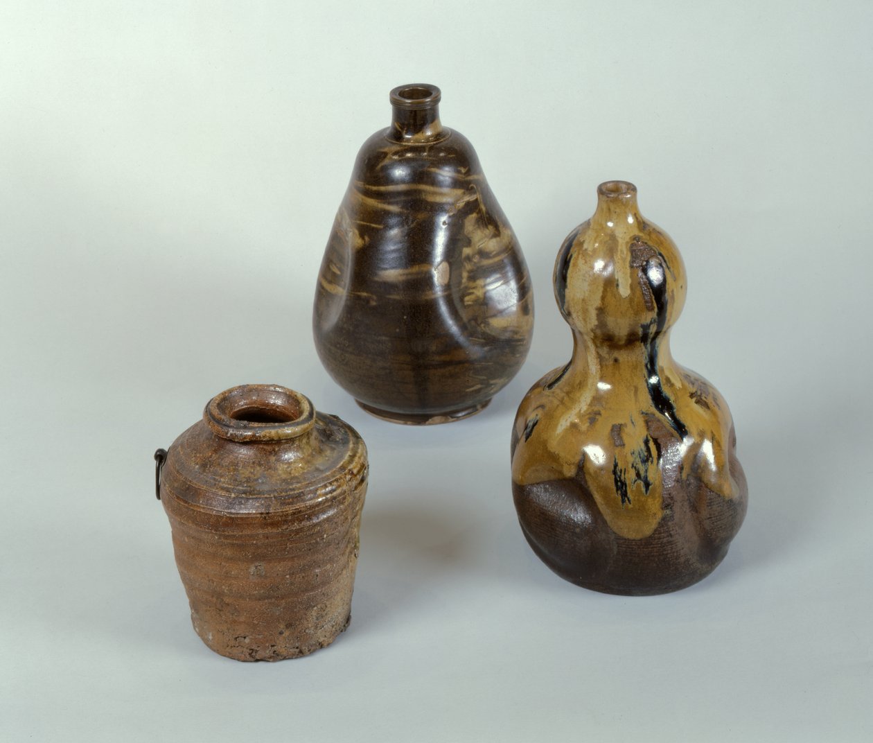 Burk, Sake-flaska och keramisk kalebass (porslin, keramik, brons och emalj) av Japanese School