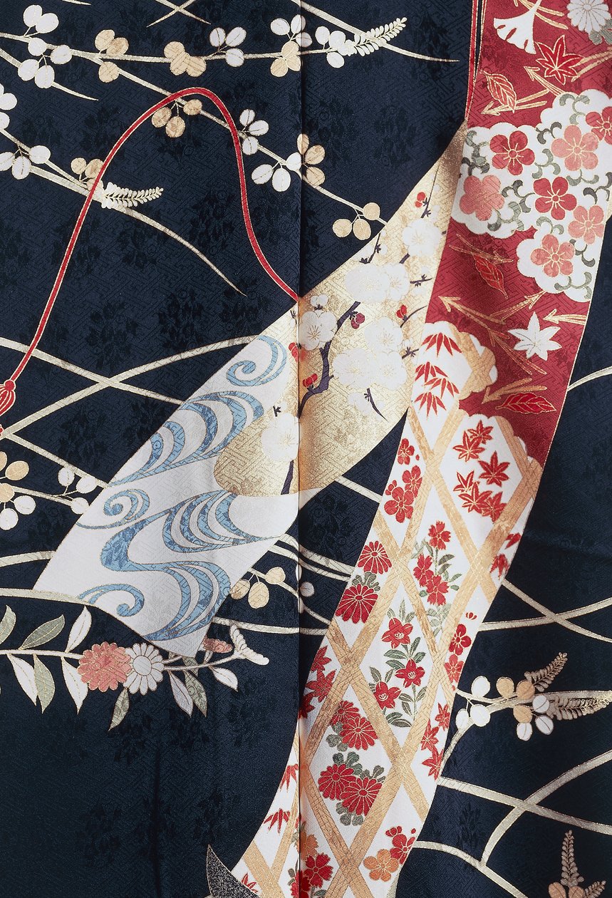 Kimono Furisode (böljande ärmar) som bärs av unga ogifta kvinnor vid eleganta tillfällen och Maiko (Geisha-student), Siden med blom- och växtmotiv, flytande paneler, detaljer, Kaga-Yuzen-färgning, Tokamachi-väverier, japansk civilisation, 1900-talet av Japanese School