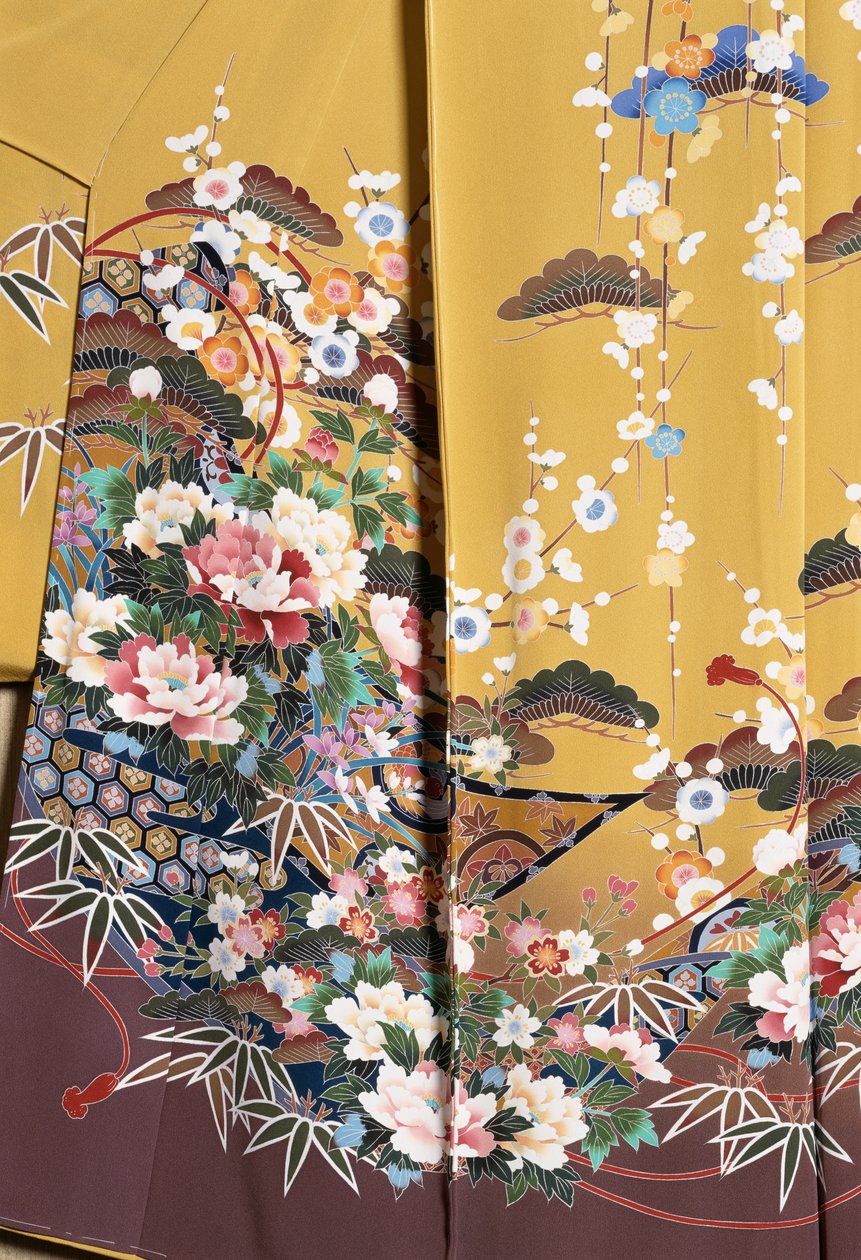 Kimono Furisode (böljande ärmar) som bärs av unga ogifta kvinnor vid eleganta tillfällen och Maiko (lärling Geisha), Slät siden, blommotiv, flytande band, Kaga-Yuzen färgning, Tokamachi vävverk, japansk civilisation, 1900-talet av Japanese School