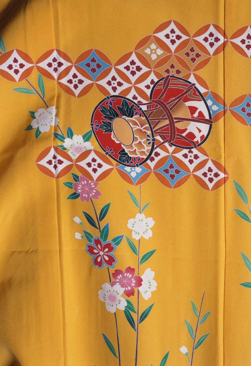 Kimonoflicka (7 år) som liknar vuxna kvinnor för festen Shichi-Go-San när de går till Shinto-helgedomen med sin familj, siden, blommotiv, körsbärsblommor, Taiko-trumma, detaljer, Tokamachi-textilier, japansk civilisation, 1900-talet av Japanese School