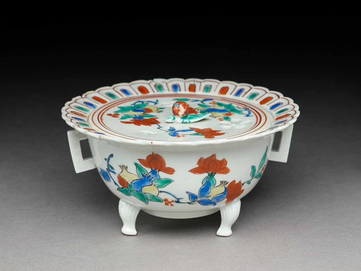 Koro skål med platt lock, Kakiemon-relaterad porslin, 1680-1700 (lergods med emalj överglasyr) av Japanese School