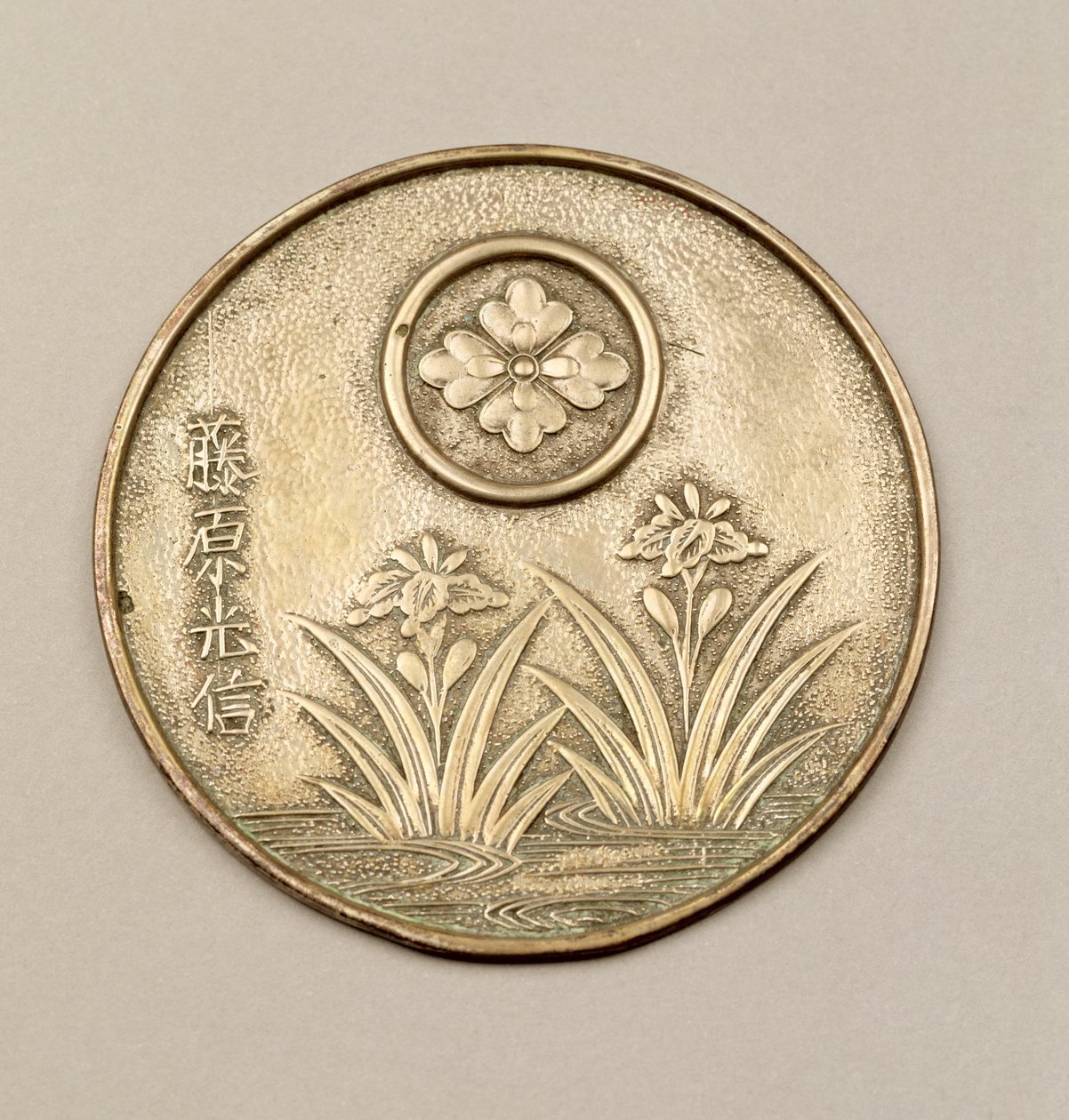 Damspegel dekorerad med iris (metall) av Japanese School