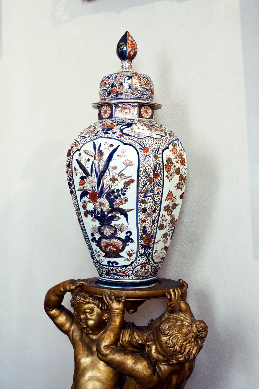 Stor japansk vas med lock från Edo-perioden, Genroku-eran. 1688-1703. Lägenheter på Maria Brignole Sale (Brignole-Sale) De Ferrari, hertiginna de Galliera (1811-1888), möblerna kommer från Hotel Matignon, hans parisiska residens. Palazzo Rosso, gen av Japanese School
