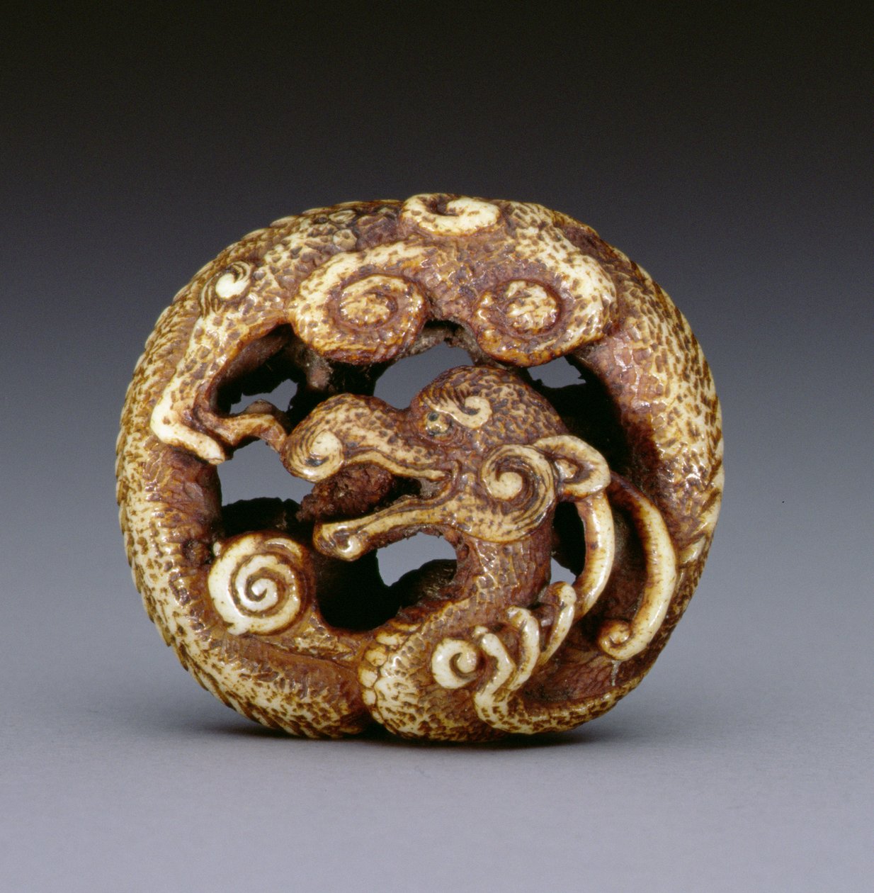 Netsuke föreställande en vattendrake, ca 1870-80 (hjorthorn) av Japanese School