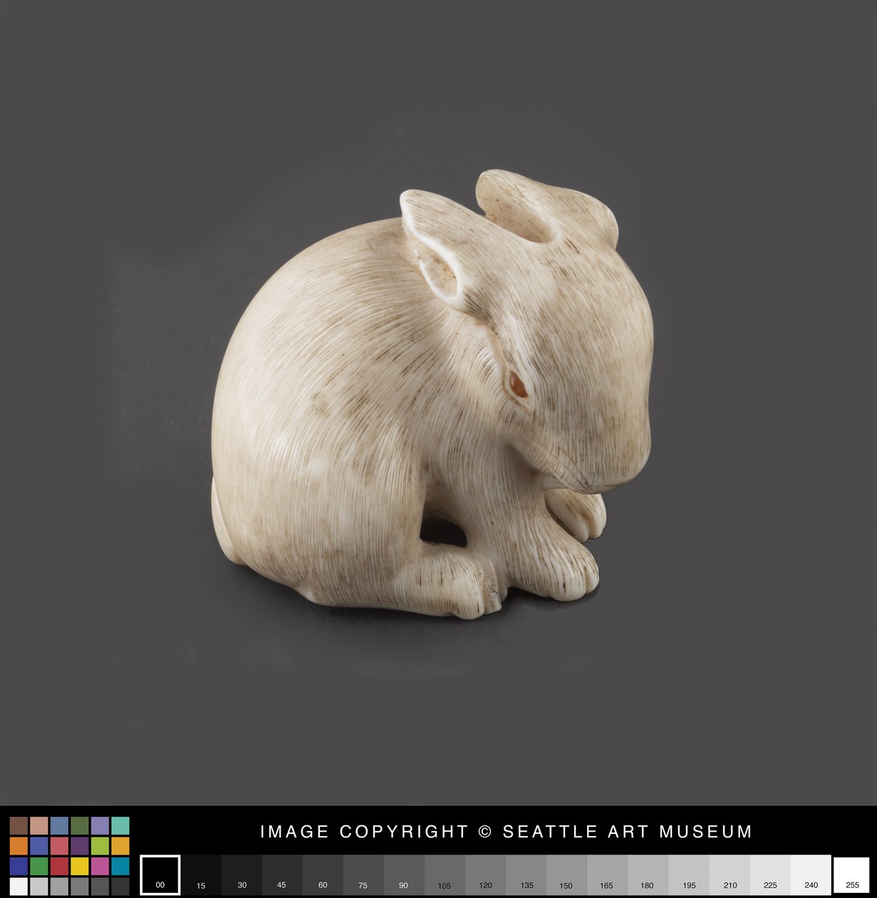 Netsuke modellerad som en hare med bärnsten ögon, sent 1800-tal (elfenben, bärnsten) av Japanese School