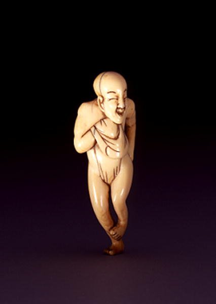 Netsuke av en man med hästansikte, kupolhövdad man, troligen Osaka, ca 1800-20 (elfenben) (se även 193635) av Japanese School