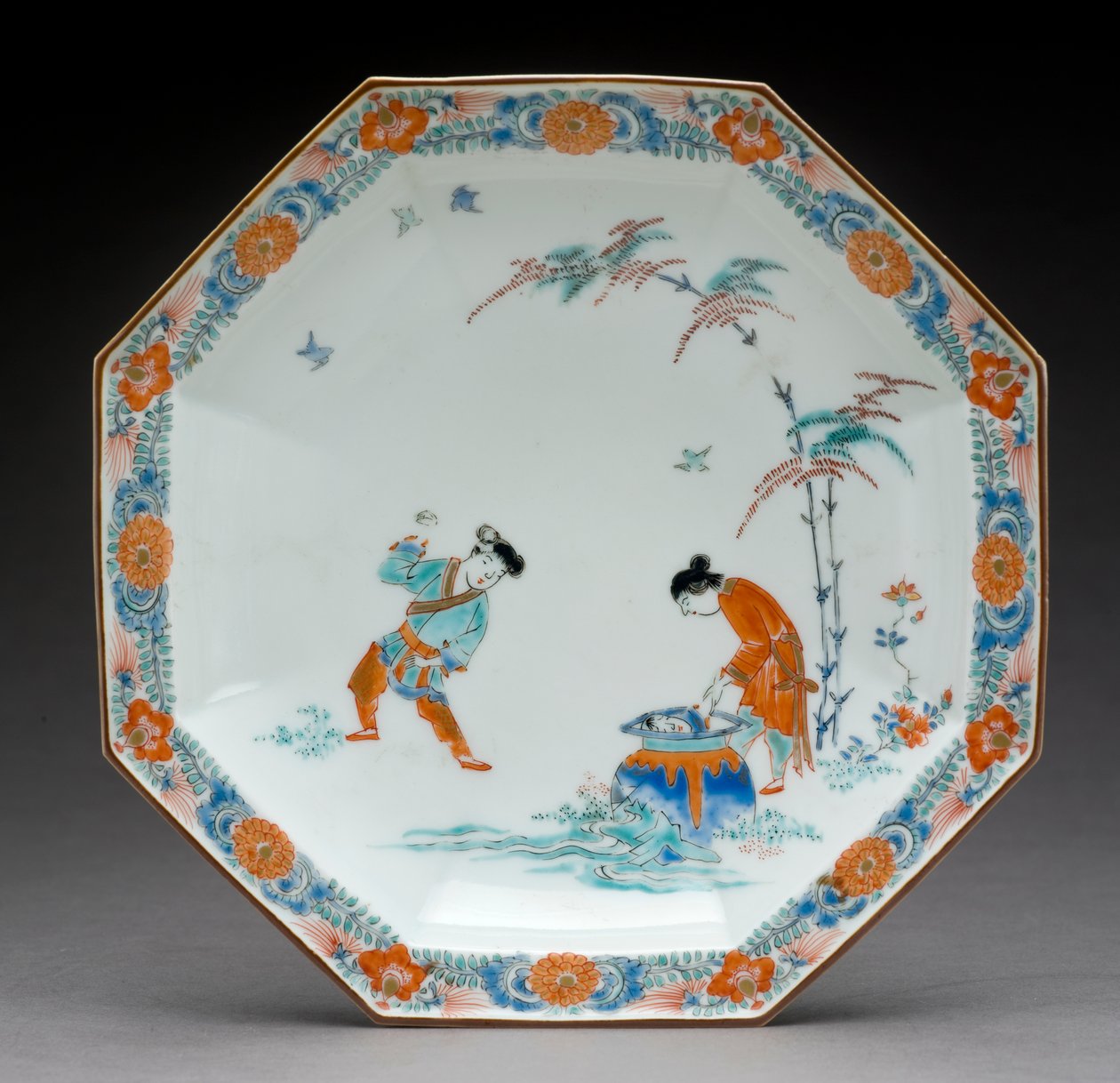 Octagonal Dish med en scen som illustrerar hällen i brunnshistorien, Kakiemon ware, ca 1700 (lergods med överglasyr emaljer) av Japanese School