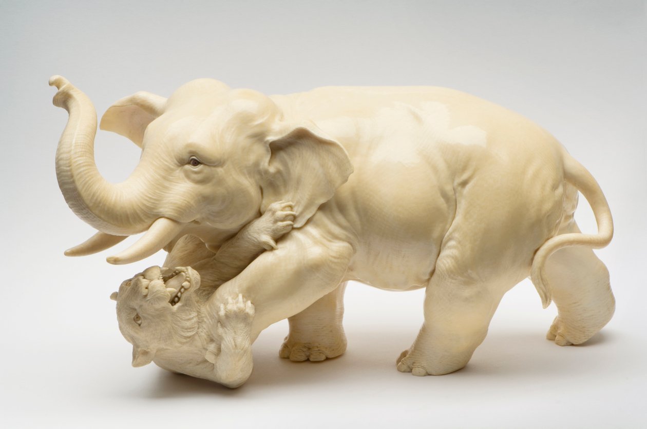 Okimono av en elefant som trampar en tiger av Japanese School