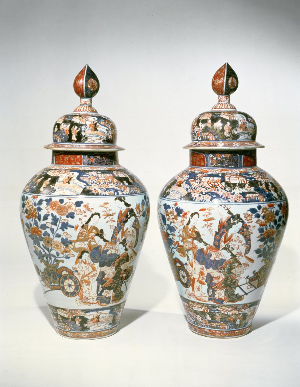 Ett par Imari balustervaser och överdrag (keramik) av Japanese School