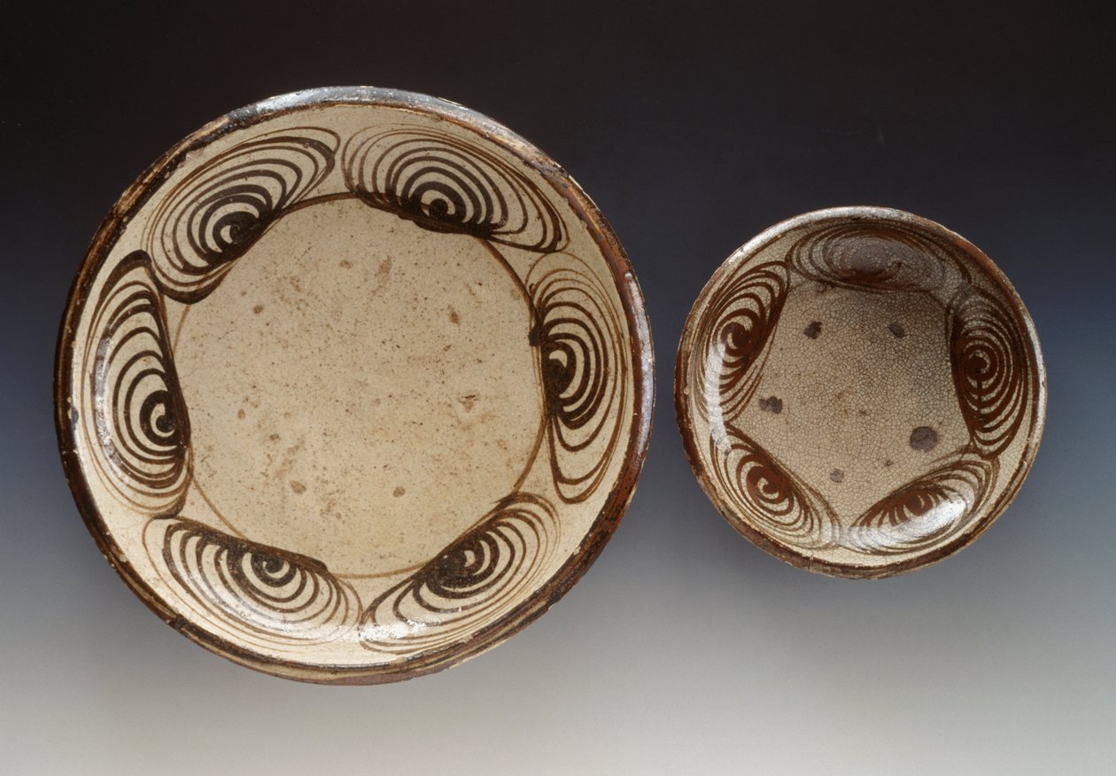 Tallrikar dekorerade med umanomezara (cirklar med hästögonmönster), sent 1700-tal-början av 1800-talet, emaljstengods, tillverkad i Seto, diameter 21,5 cm och 34,5 cm, japansk civilisation, Edo-perioden av Japanese School
