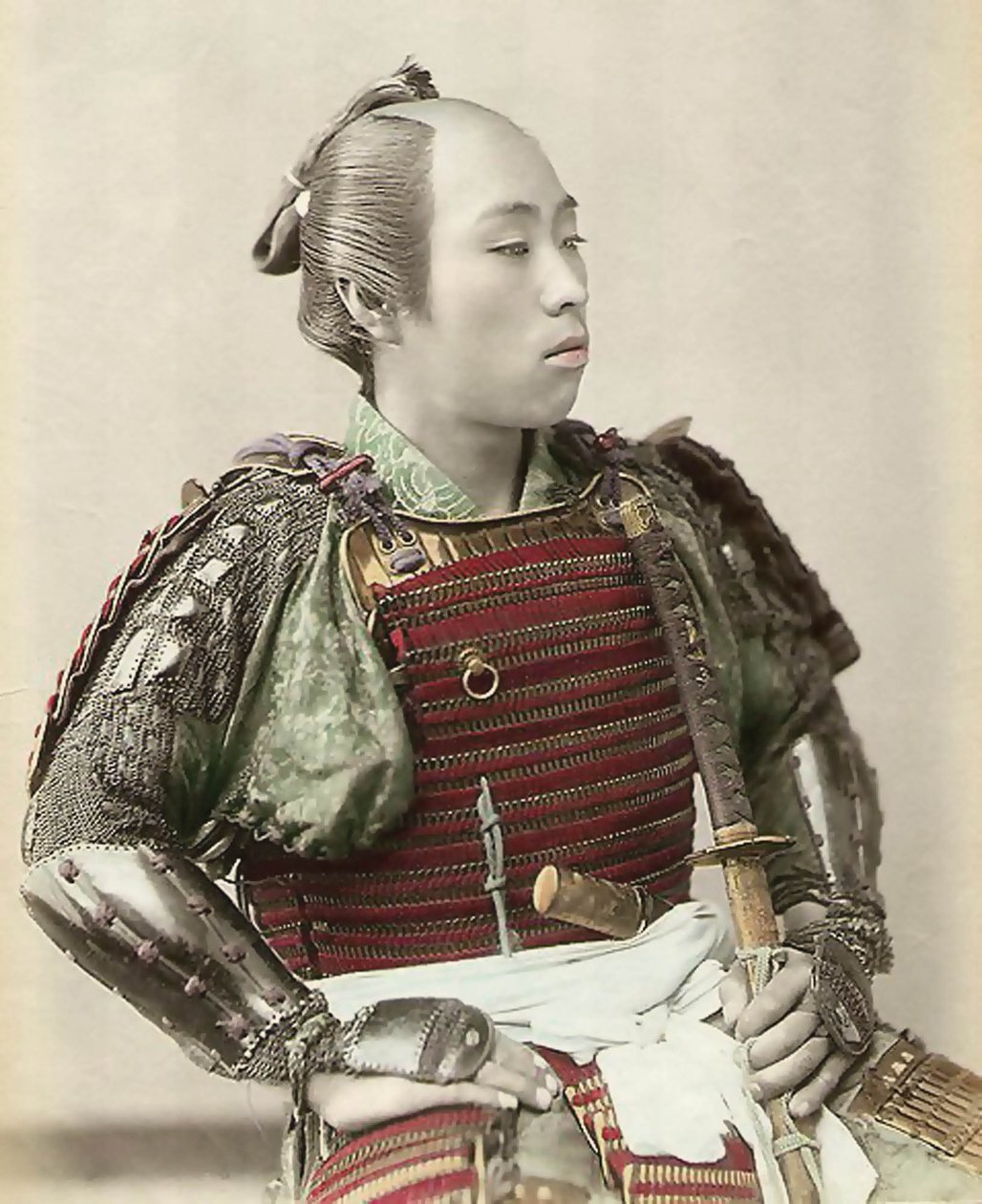 Porträtt av en samuraj från Gamla Japan beväpnad med helkroppsrustning, 1890 (handfärgat albumfoto) av Japanese School