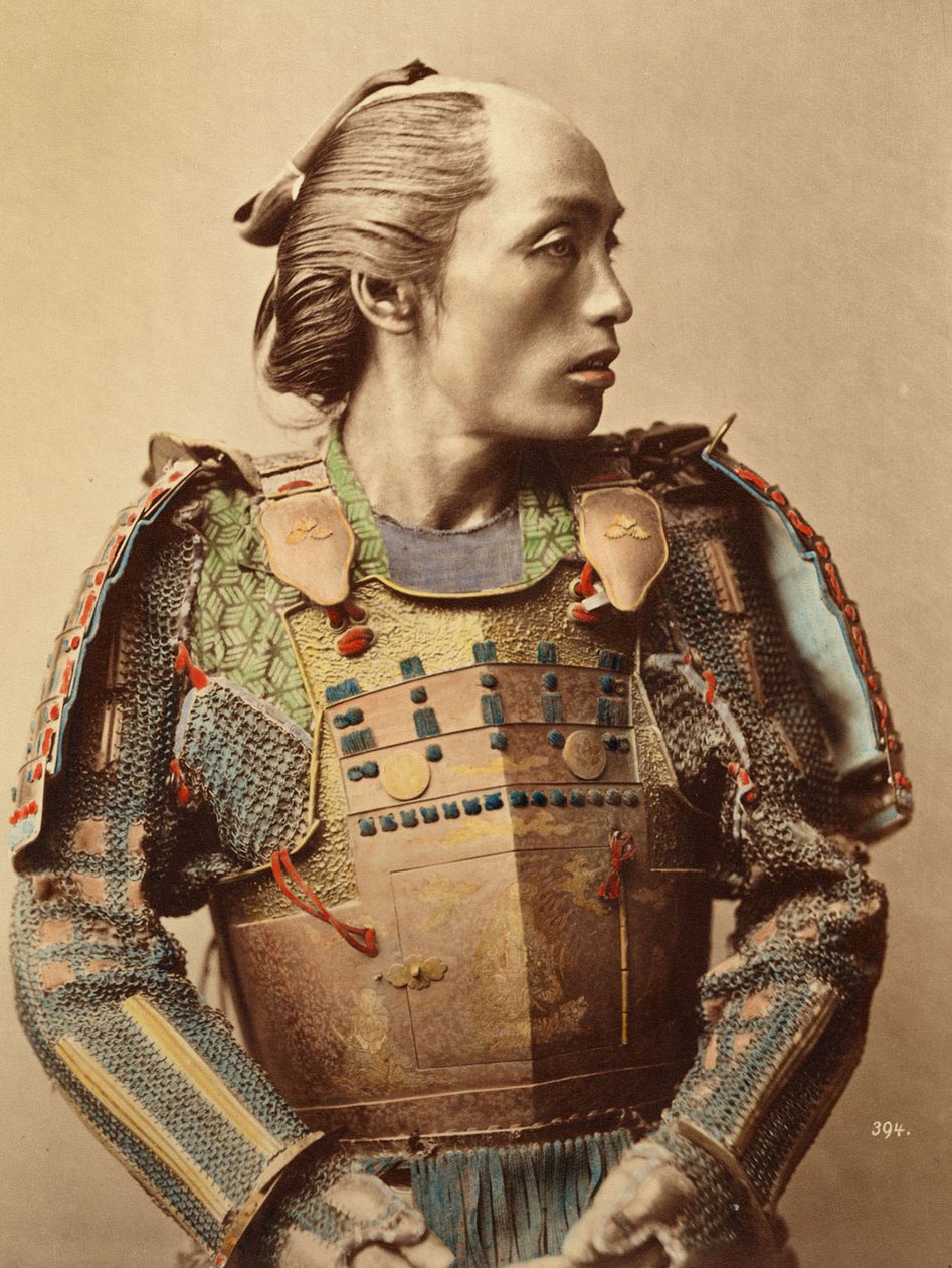 Porträtt av en samuraj från gamla Japan beväpnad med helkroppsrustning, 1890 av Japanese School