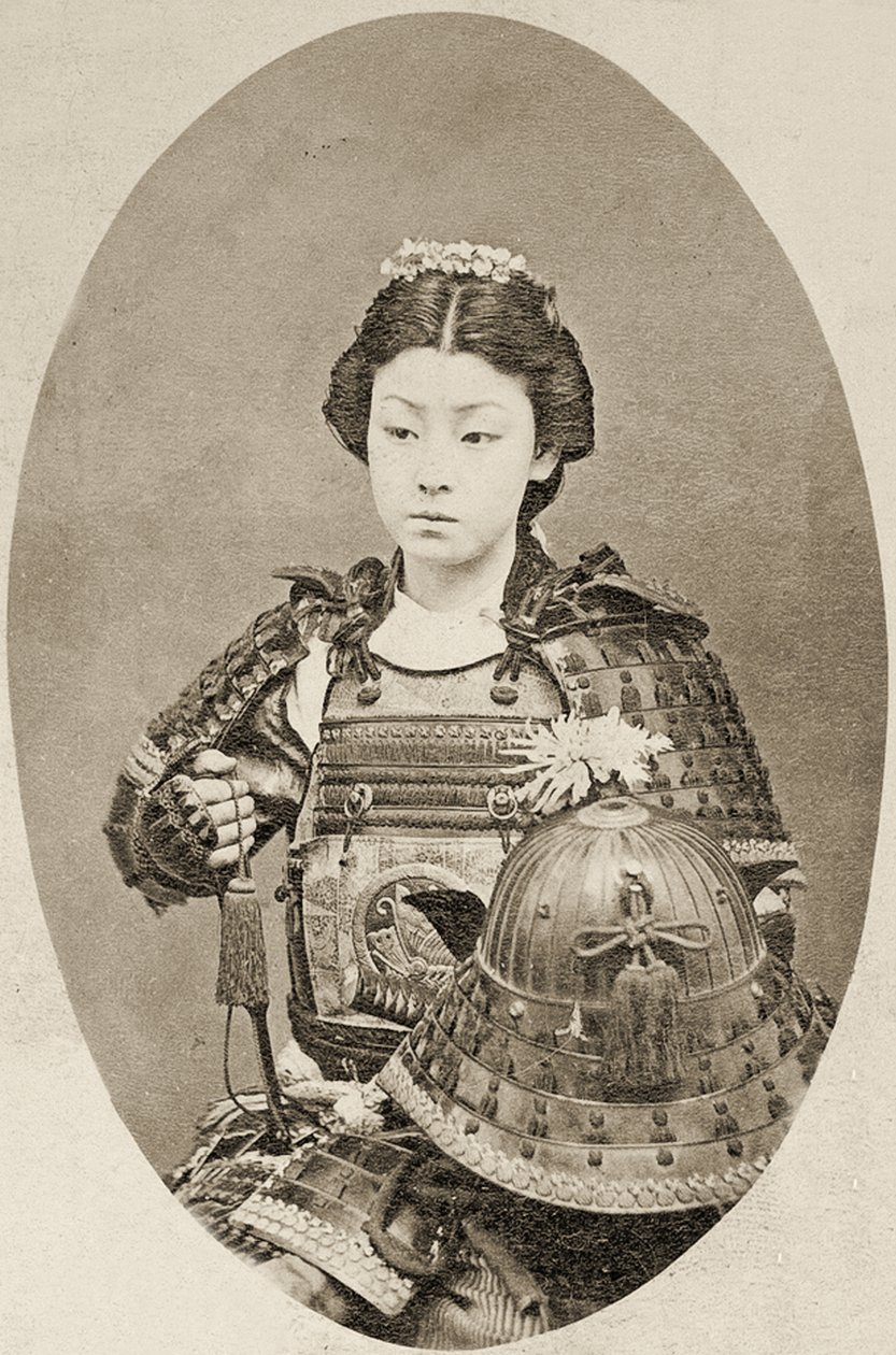 Porträtt av en kvinnlig krigare med blommor i håret, c.1895 av Japanese School