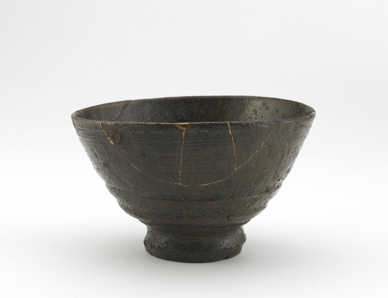 Rakuzan teskål i Gibori Irabor-stil, tidigt 1700-tal (stengods med askglasyr, reparationer av guldlack) av Japanese School