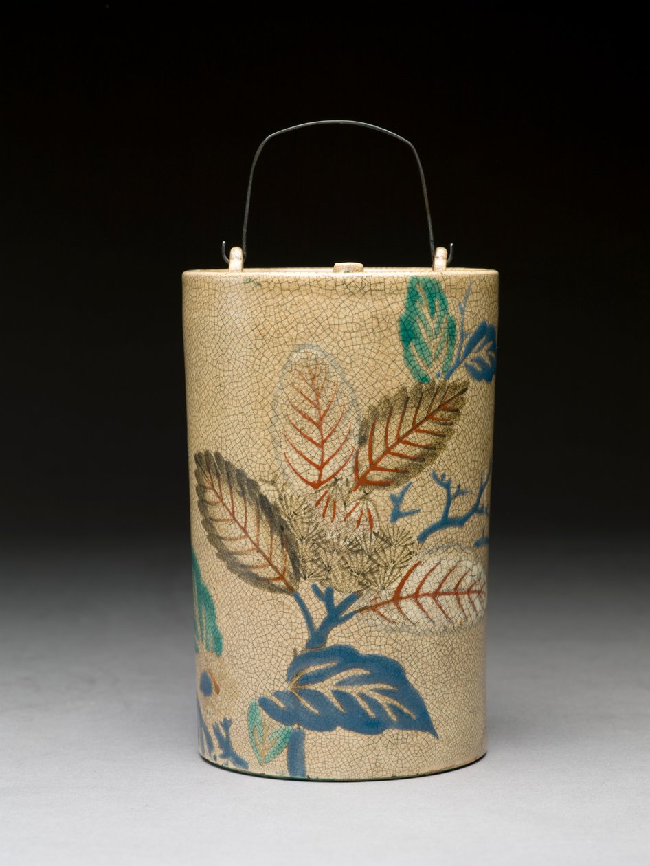 Sake-flaska, 1600-tal (kyoto lergods med överglasyr emaljer) av Japanese School