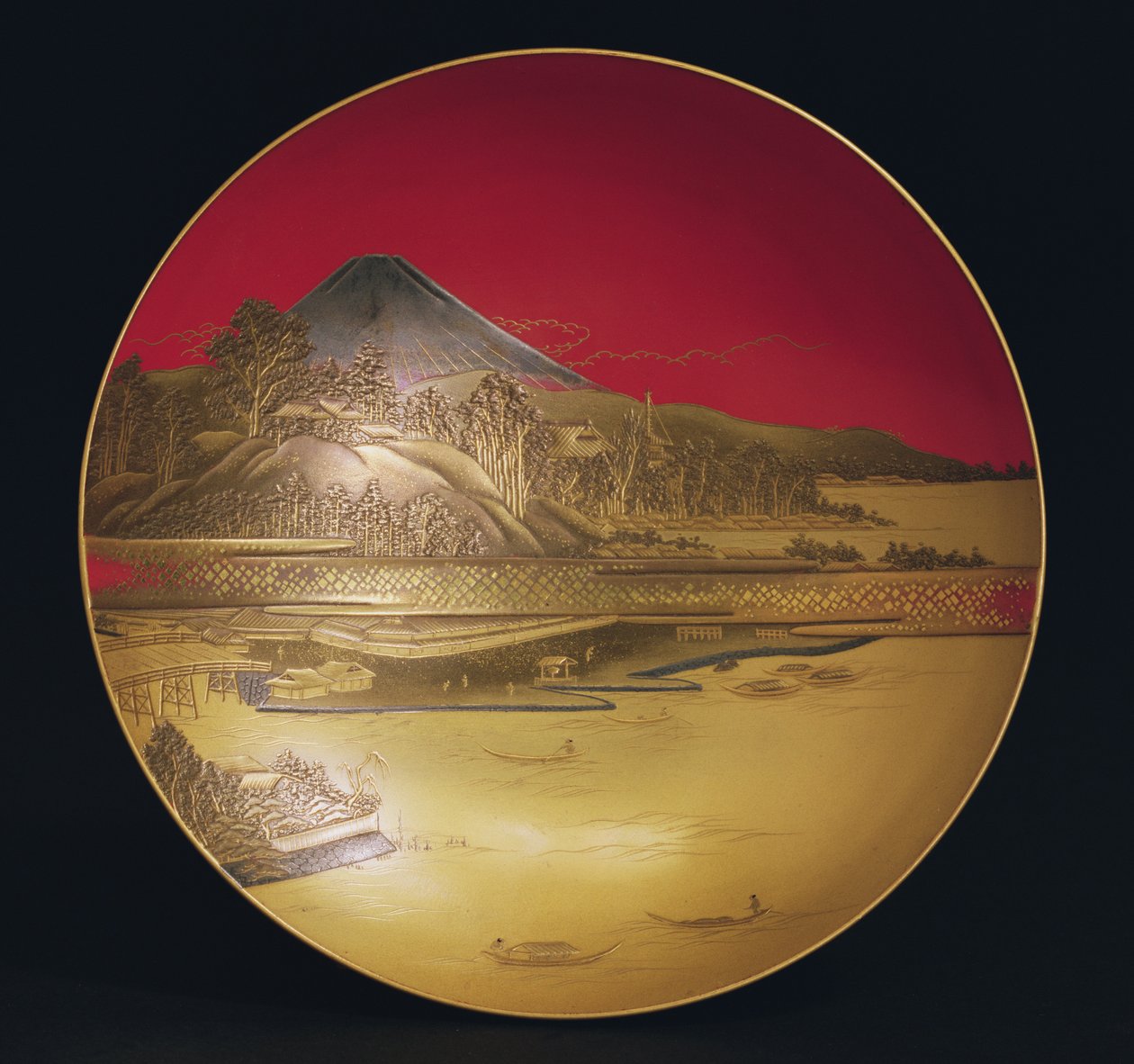 Sake bägare, föreställande ett landskap med båtar och en bro under berget Fuji, 1800-talet (lack och inläggning av guldfolie på lackmark) av Japanese School