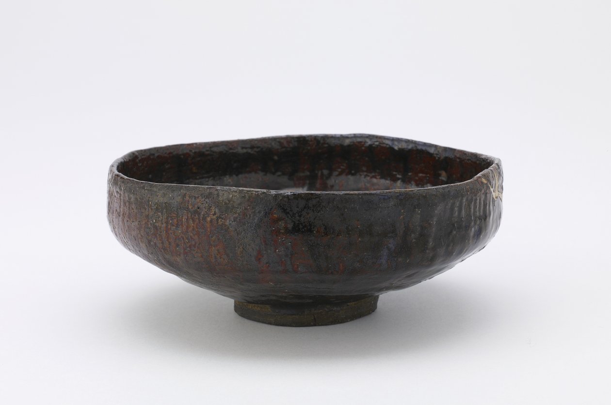 Grund teskål, Kanazawa, Ishikawa-prefekturen, Edo-perioden, 1700-1800-talet (lera av rakutyp med röd slip under klar blyglasyr) av Japanese School