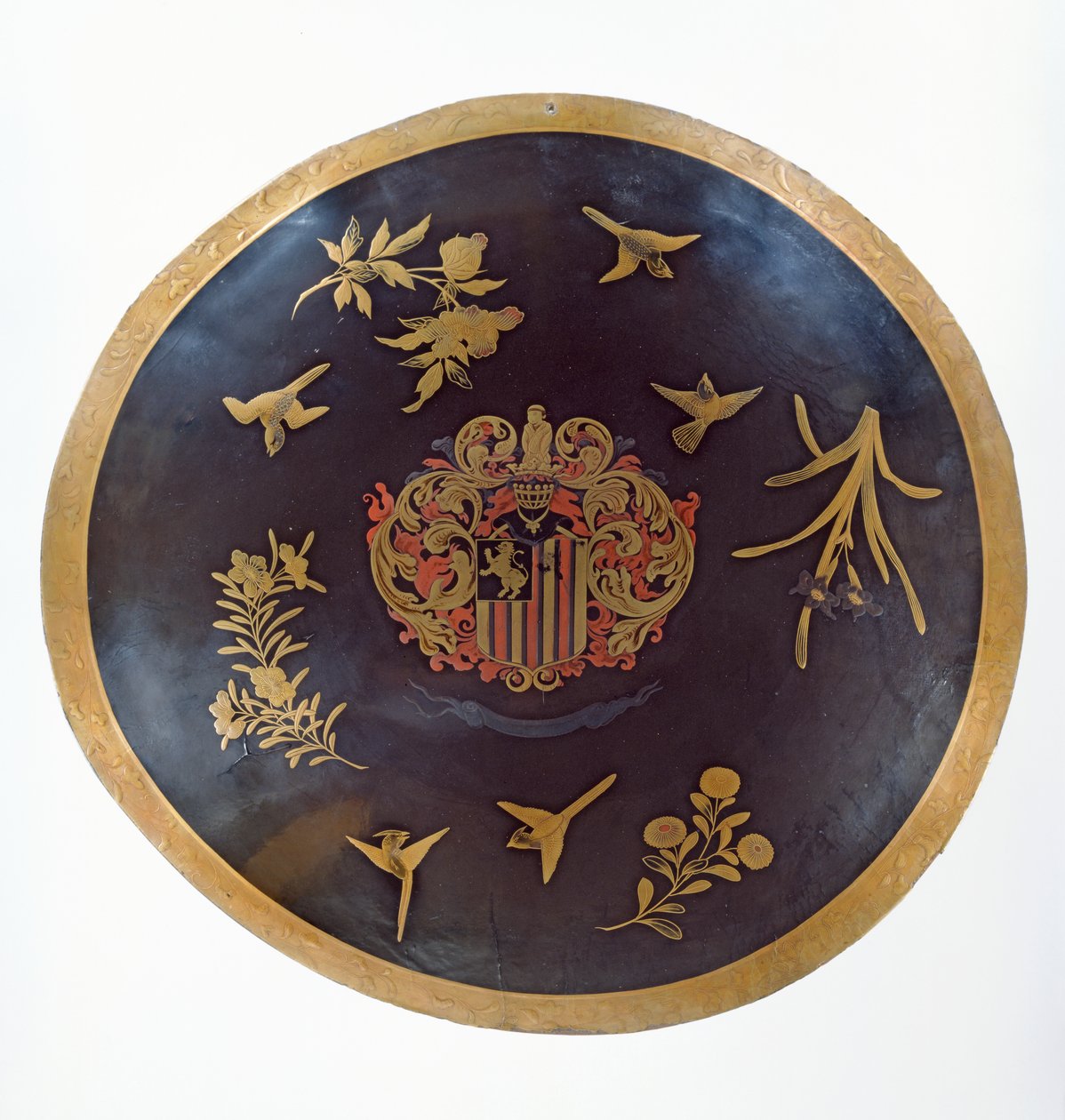 Sköld föreställande vapenlager av Constantijn Ranst, för Holländska Ostindiska kompaniet, tillverkad i Bengal och lackerad i Japan, ca 1668 (lackerat läder) av Japanese School