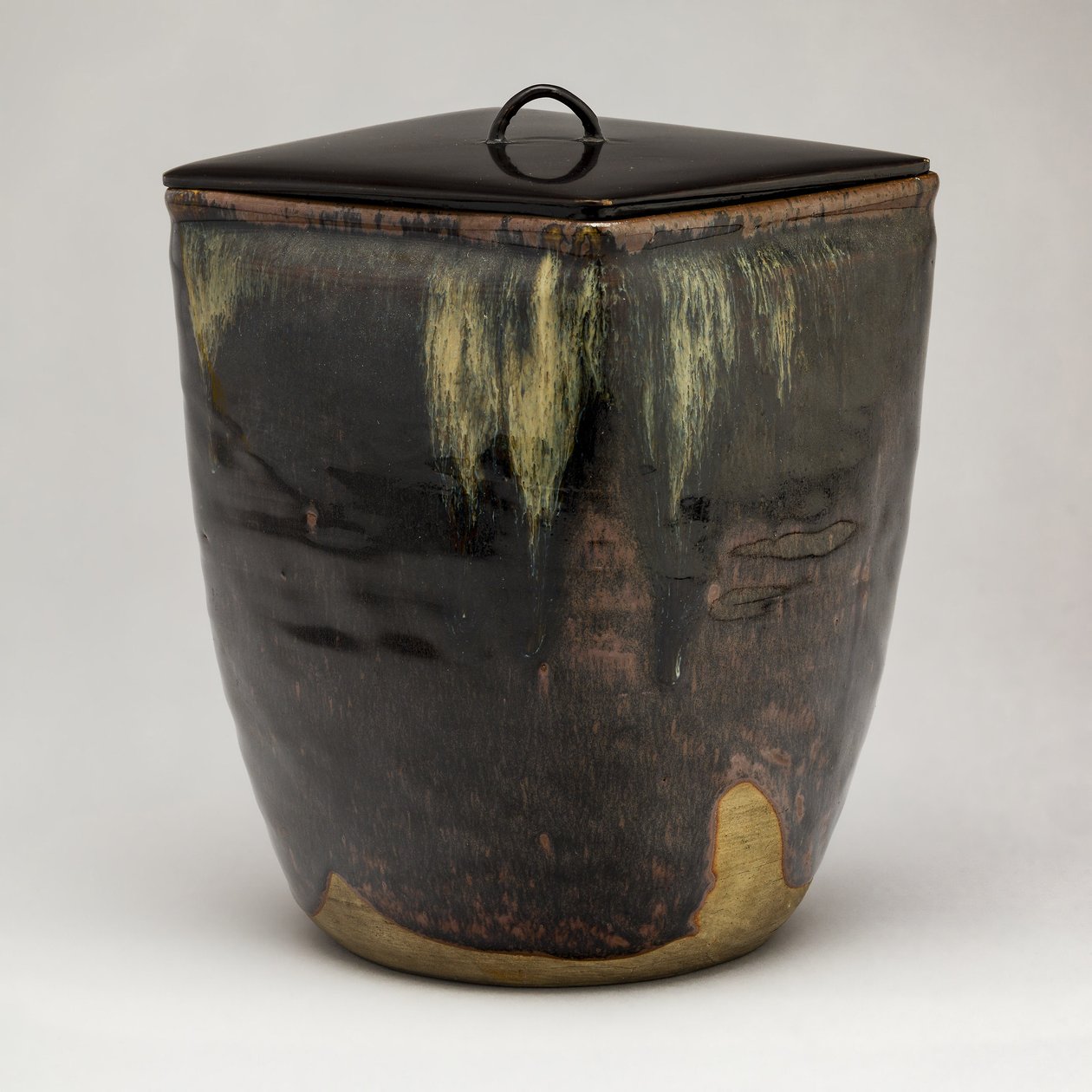 Takatori-Ware vattenburk (Mizusashi) (glaserat stengods med lacklock) av Japanese School
