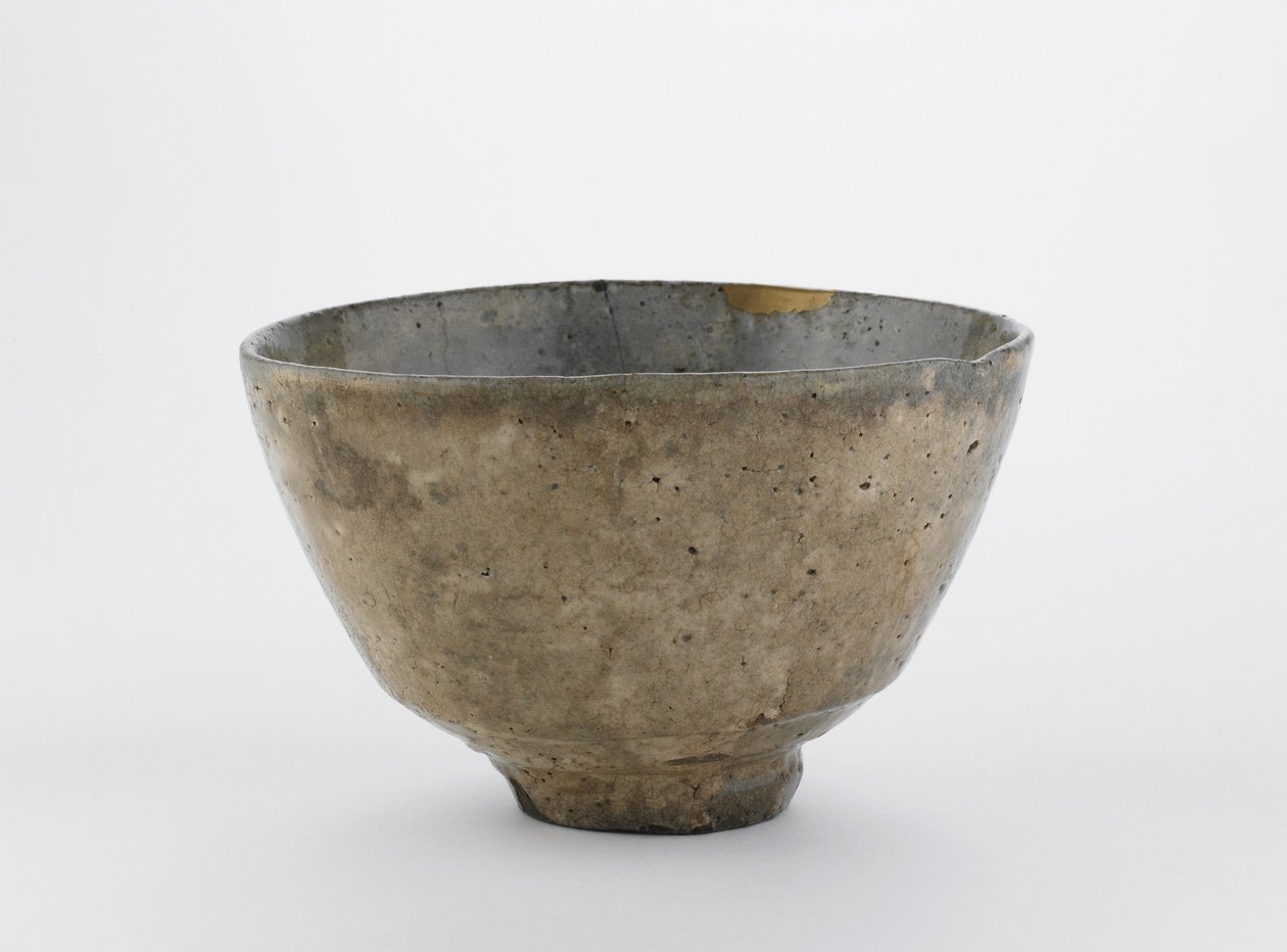 Teskål i form av en koreansk Ido-te-skål, Yamaguchi-prefekturen, Edo-period, 1700-1800-tal (stengods med vit slip under askglasyr) av Japanese School