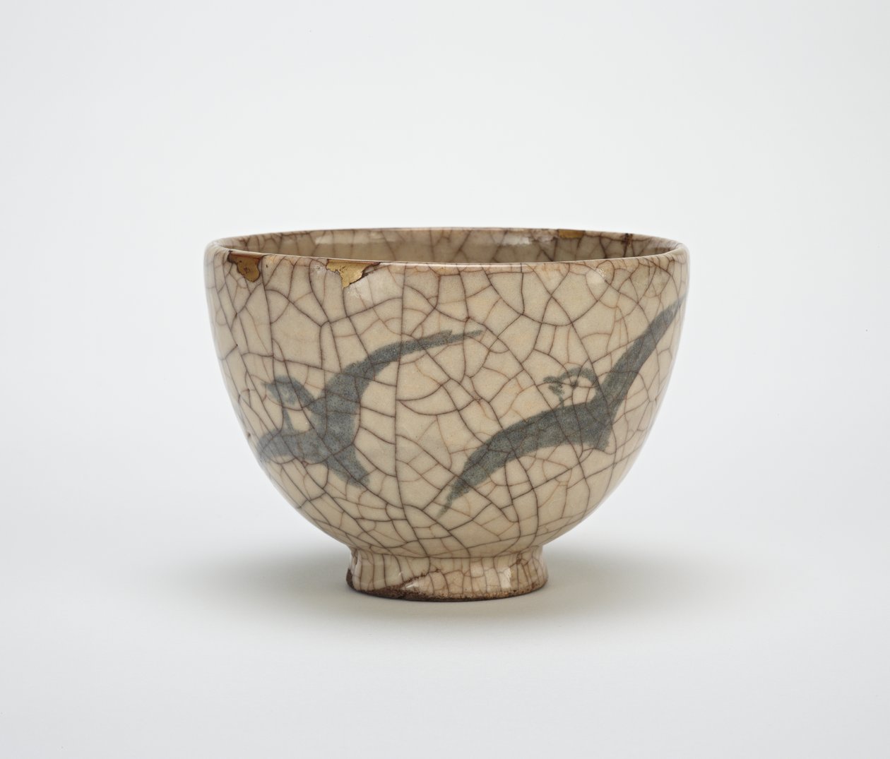 Teskål med design av plovers, Kyoto-relaterad porslin, mitten av 1800-talet (stengods med koboltdekor under krackelerad glasyr) av Japanese School