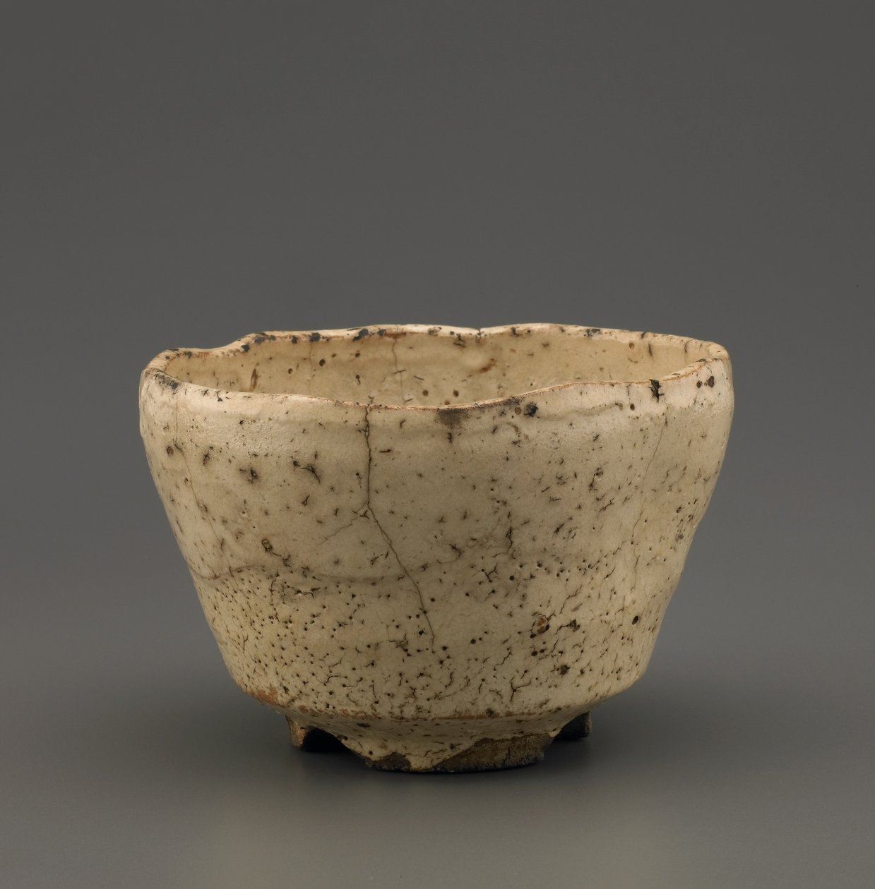 Teskål med skårad fot, Yamaguchi-prefekturen, Edo-period (stengods med vit slip under trä-aska glasyr) av Japanese School