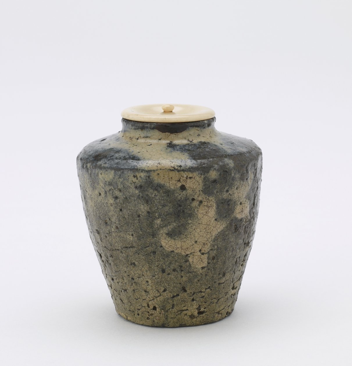 Tecaddie med facetterade sidor, katatsuki-typ, Kumamoto-prefekturen, Edo-perioden, sent 1700-1800-tal (stengods med ris-halm-aska glasyr) av Japanese School