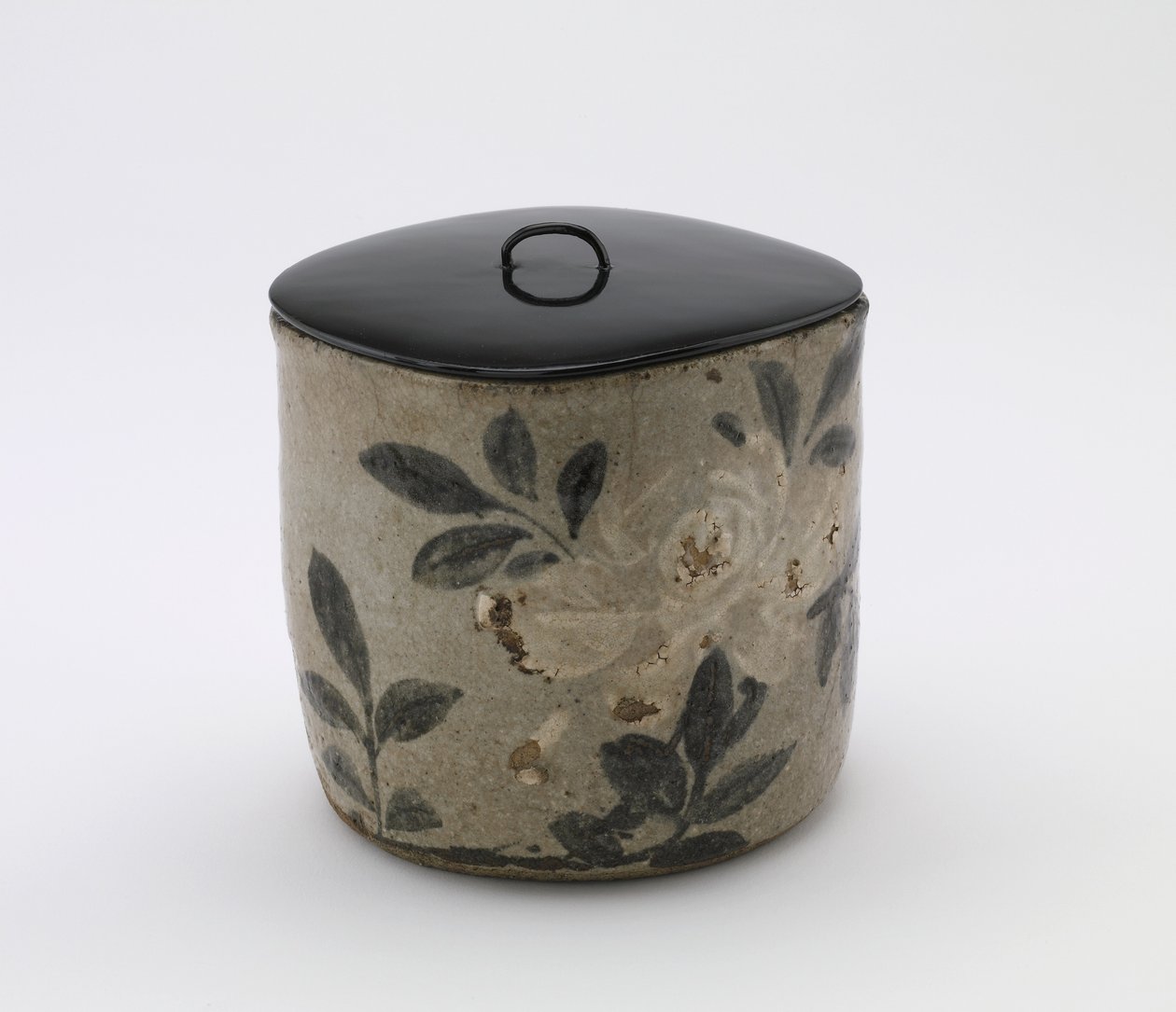 Vattenburk teceremoni, Edo-period, sent 1700-mitten av 1800-talet (stengods med vit slip och järnpigment under fältspatisk glasyr) av Japanese School