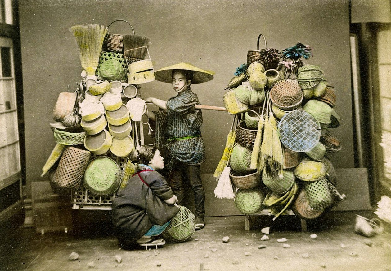 Korgförsäljaren, ca 1888 (handfärgat albumfoto) av Japanese School