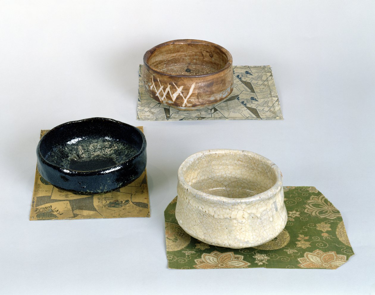 Tre chawans som används för teceremonier, ca 1800 (keramik) av Japanese School